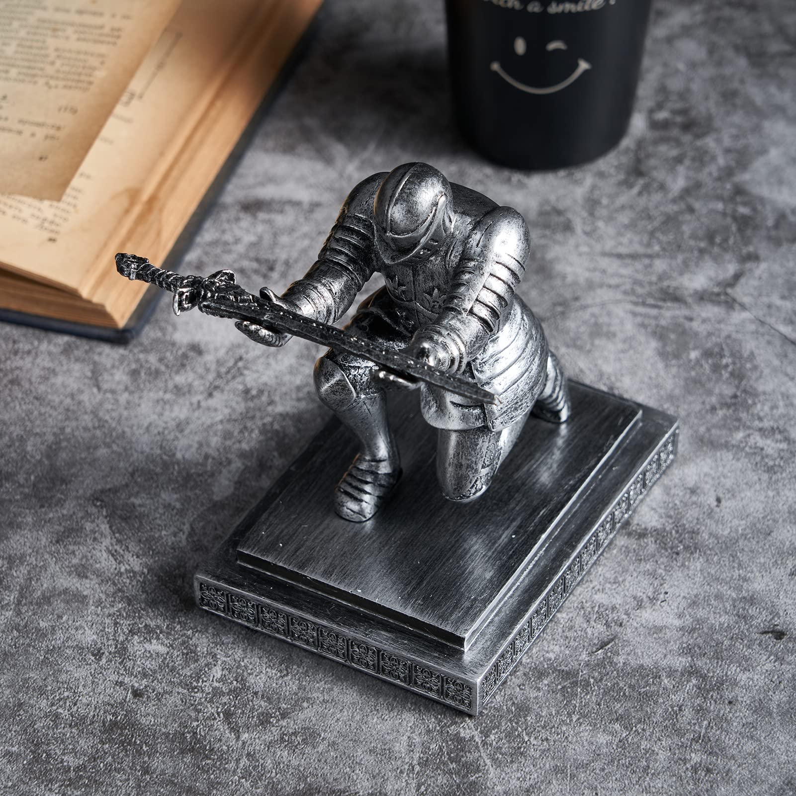Suport pentru pixuri cavaler magnetic, decoratiune birou, cadou