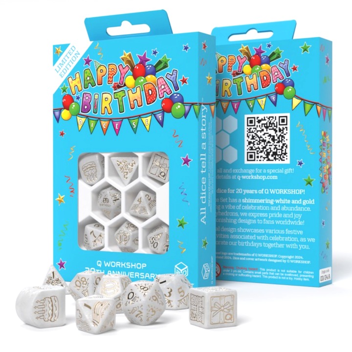 Set zaruri aniversar Q Workshop 20 ani, alb stralucitor cu detalii aurii, 8 zaruri, fabricat in Polonia