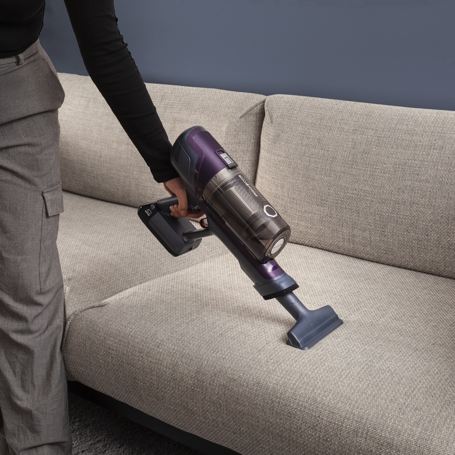 Aspirator vertical fara fir Rowenta X-Pert 6.60 Essential RH6848WO, 100W, autonomie 45 min, recipient praf 0.55L, statie de incarcare, duza spatii inguste, perie tapiterie, iluminare LED, violet, gri & argintiu