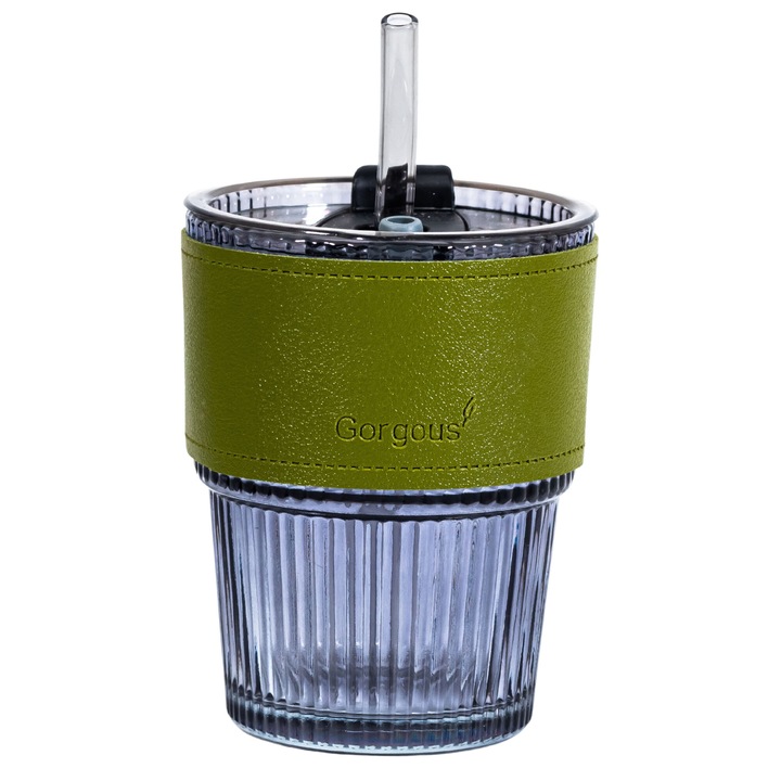 Zöld üvegpohár szalmával és fedéllel