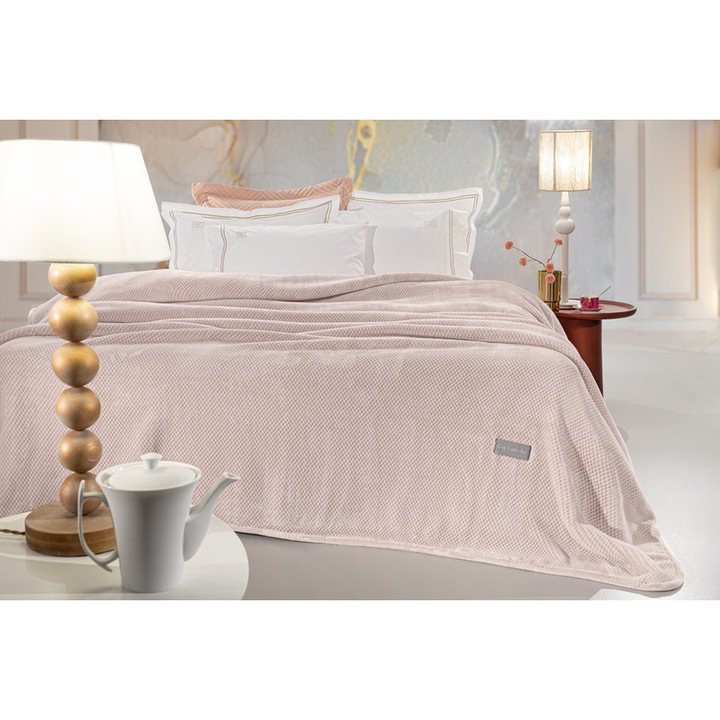 Cuvertura de catifea cu model geometric fin, Guy Laroche, Poliester, 220x240cm, Roz pudrat