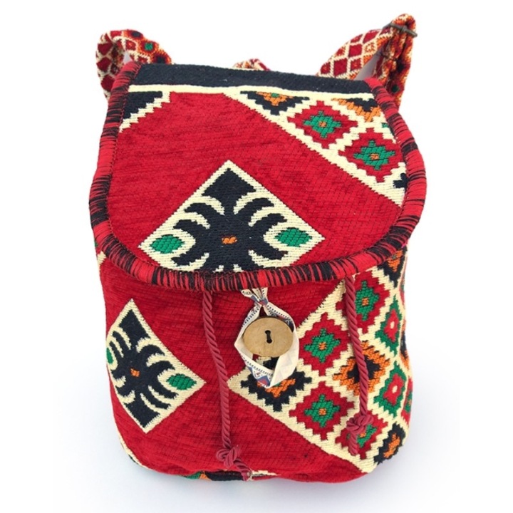 Nagyméretű textil hátizsák zsebbel és cipzárral, hagyományos mintákkal díszítve. M3