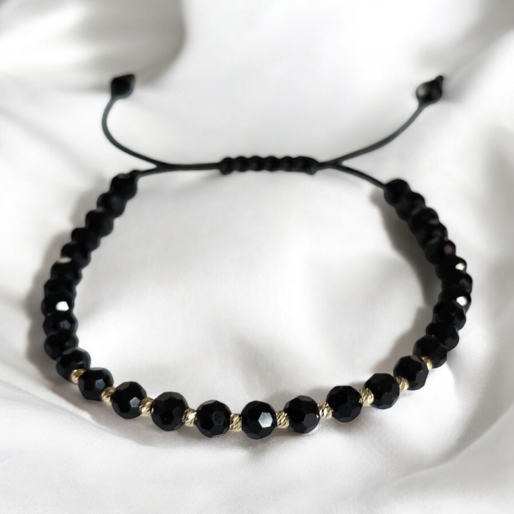 Фасетирана гривна с черни кристали, 4 мм, 14 златни мъниста, Регулируема връв