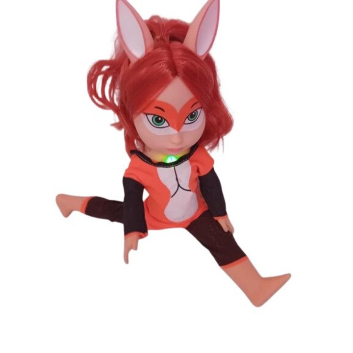 Papusa muzicala Rena Rouge Miraculous care imita personajul din desenele animate Lady Bug 35 cm