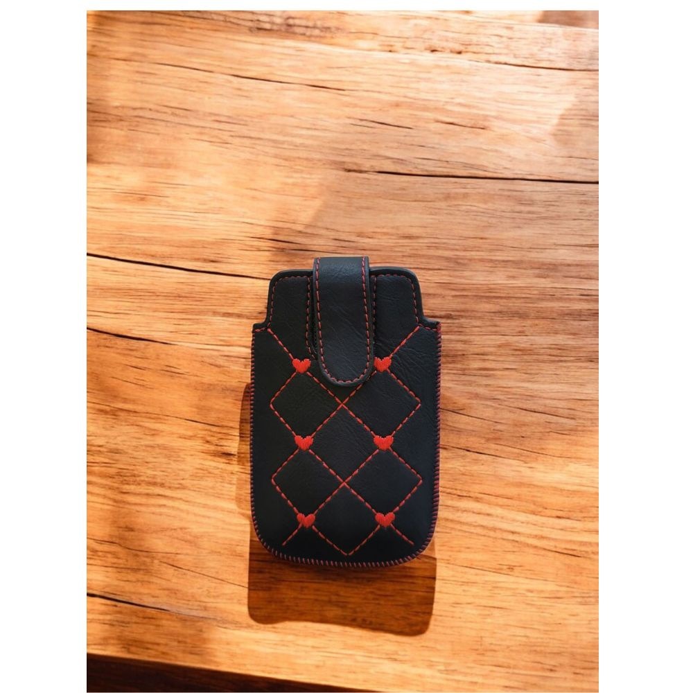 Husa G-Tech Tip Saculet Compatibila cu Telefoane Nokia/Maxcom/Iphone dimensiune de pana la 110*75mm, material moale, piele ecologica, Inchidere velcro, Negru/ inimioare rosii