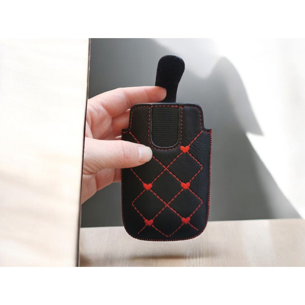 Husa G-Tech Tip Saculet Compatibila cu Telefoane Nokia/Maxcom/Iphone dimensiune de pana la 110*75mm, material moale, piele ecologica, Inchidere velcro, Negru/ inimioare rosii