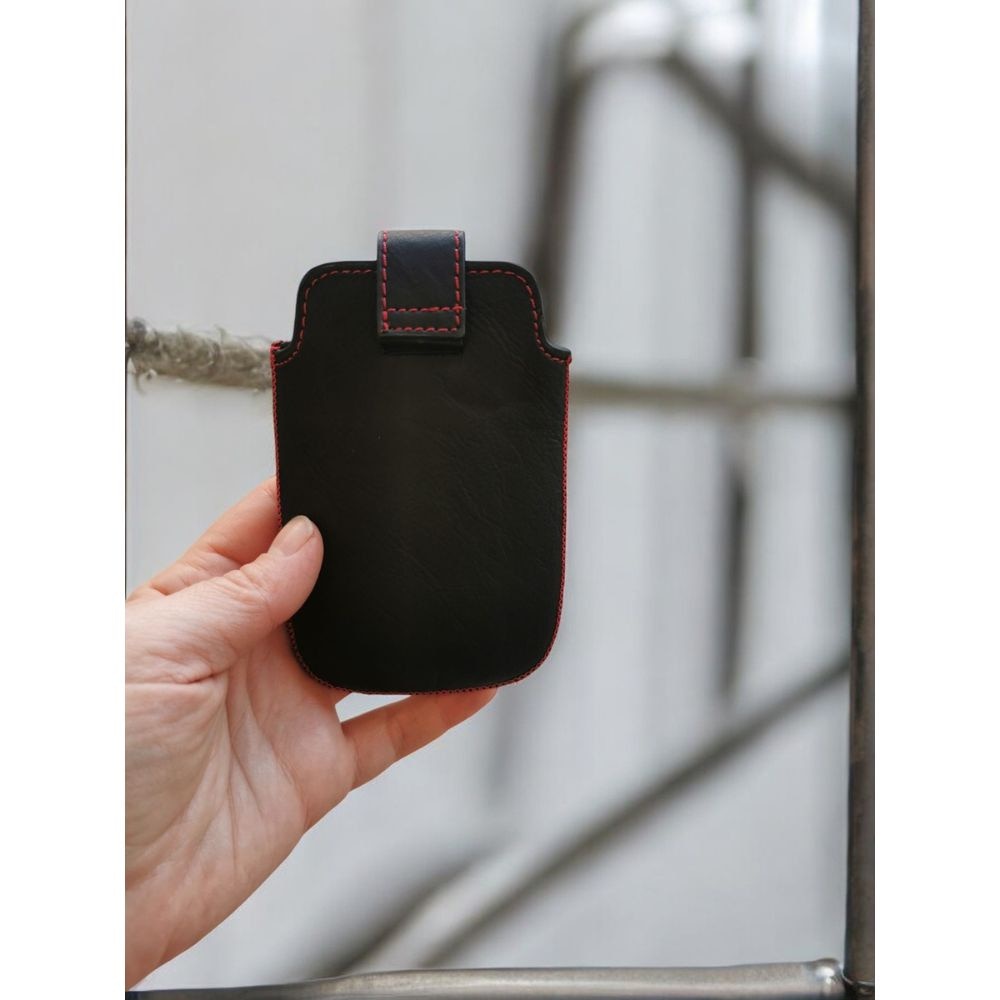 Husa G-Tech Tip Saculet Compatibila cu Telefoane Nokia/Maxcom/Iphone dimensiune de pana la 110*75mm, material moale, piele ecologica, Inchidere velcro, Negru/ inimioare rosii