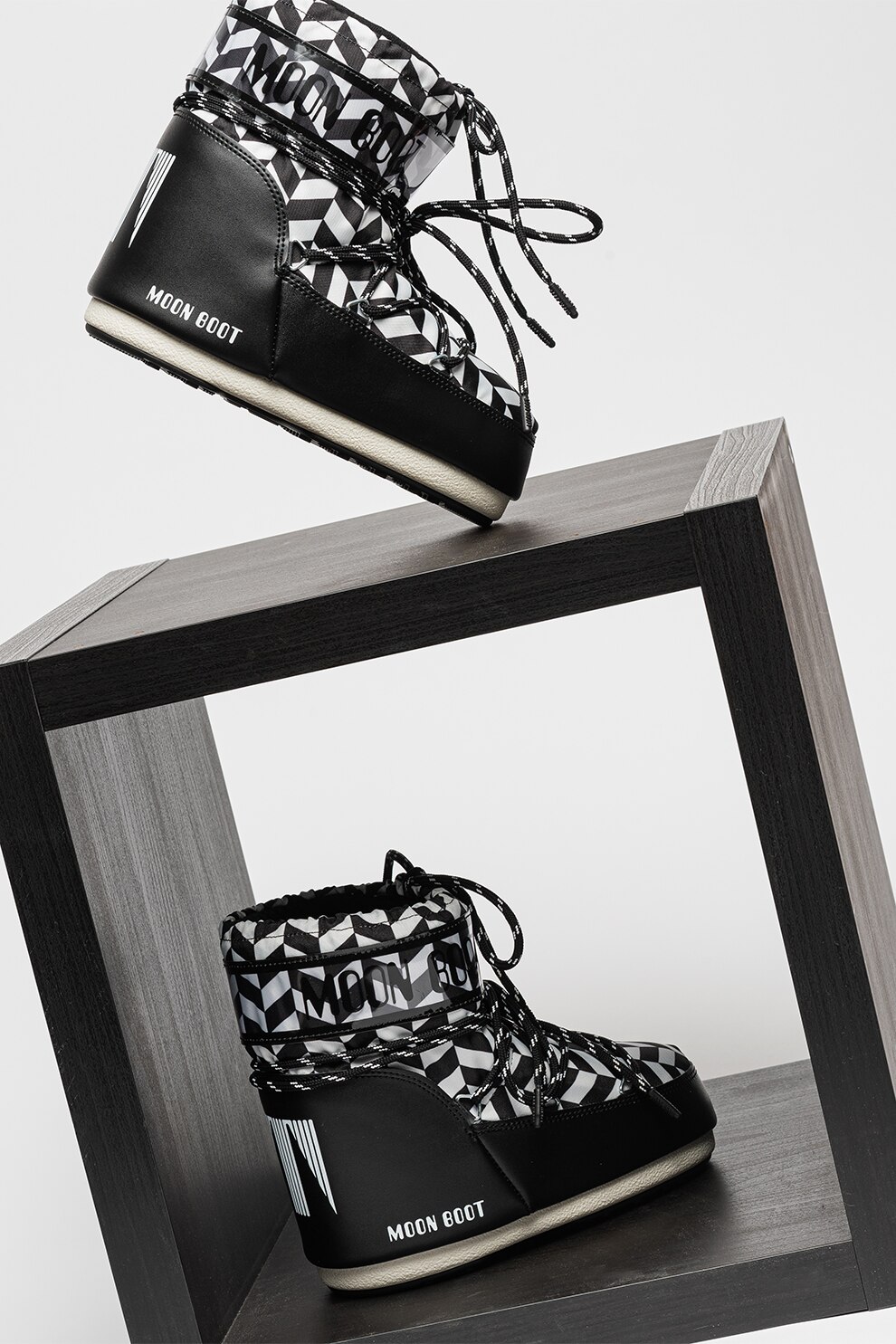 Moon Boot, Ghete cu model geometric Icon, Alb, Negru, 36-38 - eMAG.ro