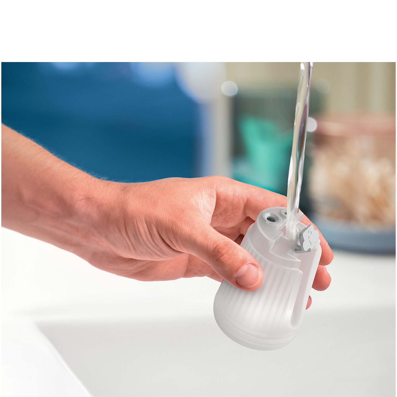 Aparat de calcat vertical portabil Philips STH5020/20 Seria 5000 , 1300W, debit de abur 24 g/min, rezervor de apa 120 ml, talpa metalica, cap reglabil pentru calcare verticala si orizontala, saculet depozitare/ manusa (2in1), albastru deschis