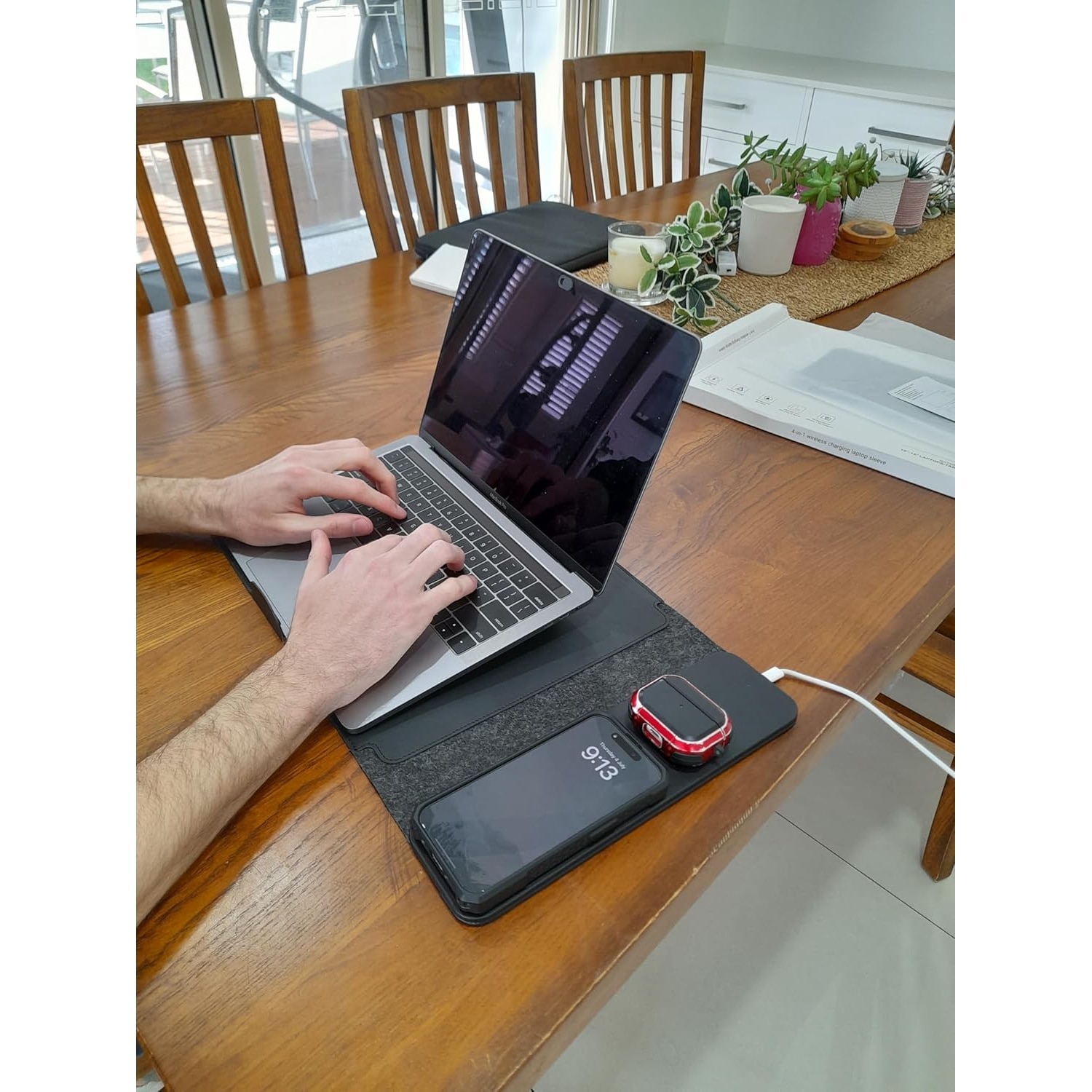 Husa laptop 15 -16 inch, 5-in-1, Incarcator wireless pentru telefon mobil si casti, Cu functie stand, Mousepad, Protectie zgarieturi si caderi, Cu inchidere magnetica