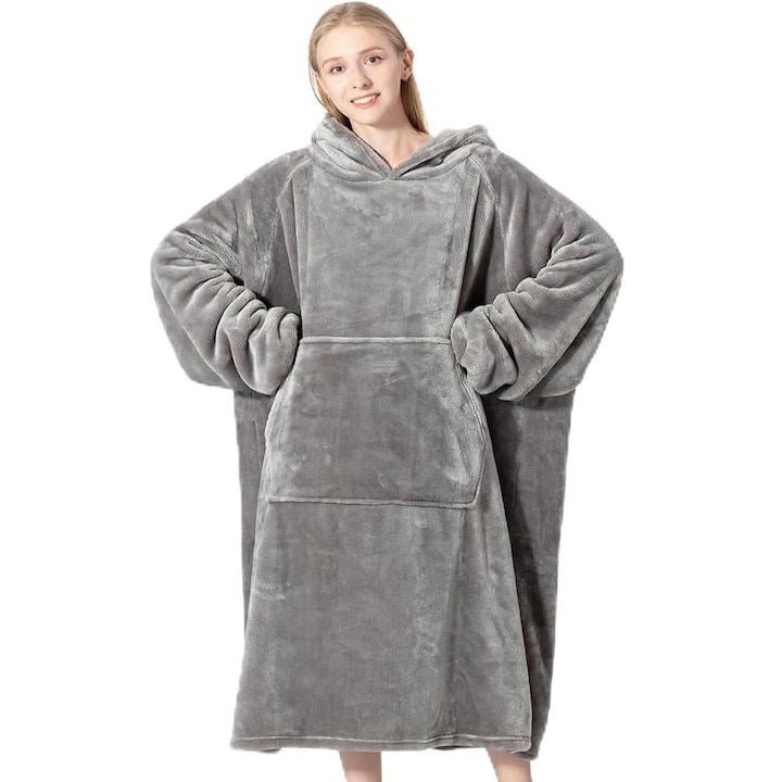 Patura cu maneci, tip hanorac lung, marime universala, din fleece captusit cu blana, cu buzunare, mansete si gluga, gri