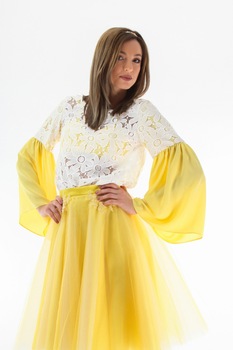 Bluza alba din dantela cu maneci clopot Bluza alba din dantela cu maneci clopot