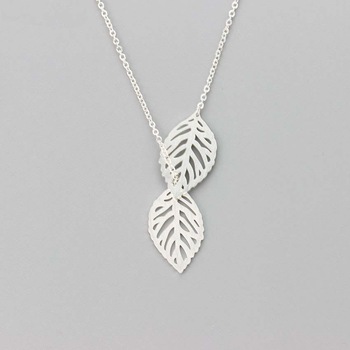 Lantisor la baza gatului cu pandantiv Frunza din aliaj Argintiu Silver (Ambalaj CADOU CUTIE) Lantisor la baza gatului cu pandantiv Frunza din aliaj Argintiu Silver (Ambalaj CADOU CUTIE)
