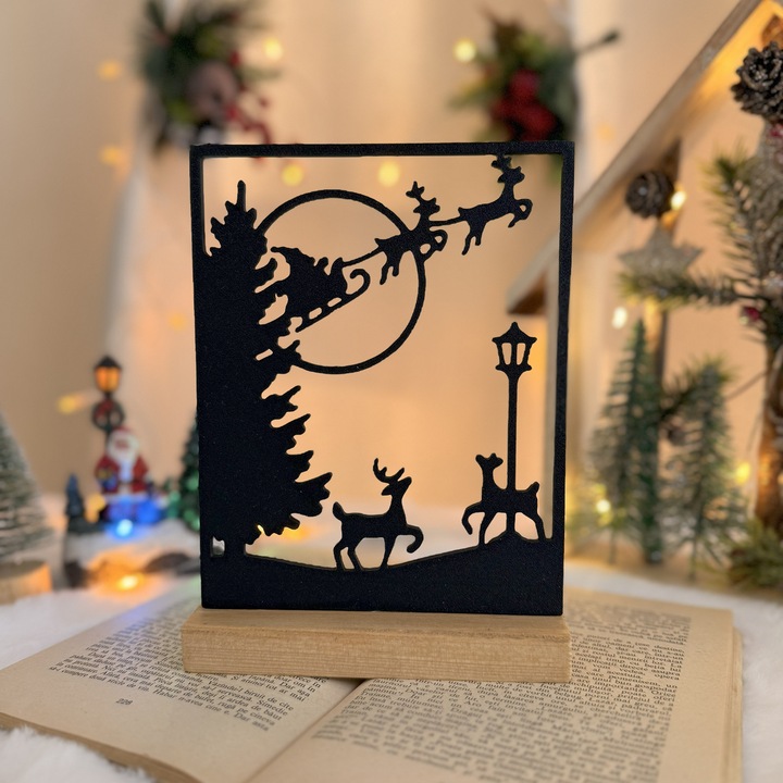 Decoratiune Craciun Scena cu Mos Craciun si Reni – Eco-friendly, Baza din Lemn Natural, Negru 19cm, Handmade, Decor Interior Birou, Sufragerie, Cadou Craciun, Printat 3D din PLA Eco (plastic biodegradabil), DECORADI®