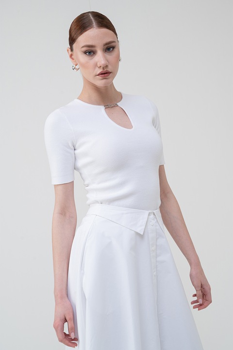 Karl Lagerfeld, Tricou cambrat tricotat fin cu logo metalic, Alb optic