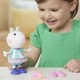 Figurina Peppa Pig - Oita Suzy, cu accesorii vestimentare, 15 cm
