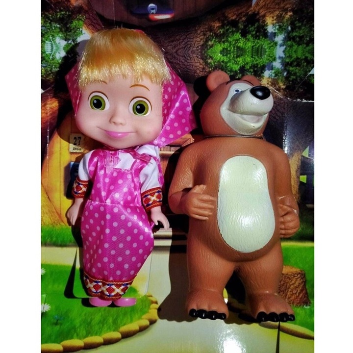 Mása és a medvebaba különböző ruhákat állított össze