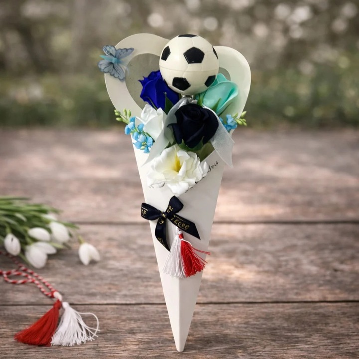 Buchet Elegant cu trandafiri de sapun, flori artizanale si decoratiune minge, Alb, 47 cm, Velve