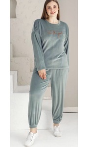 Дамски костюми и комплекти