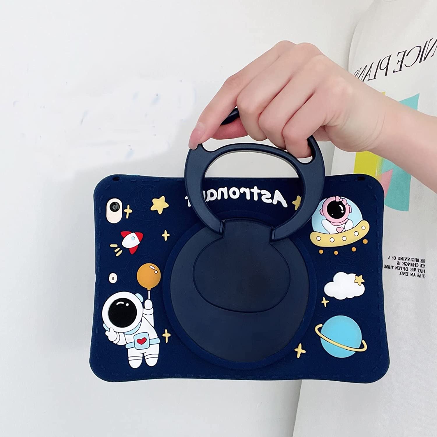 Husa De Protectie Tableta Pentru Copii, Ideas4Comfort®, Husa Tableta Model Astronaut, Cu Inel Suport, Compatibila Samsung Tab A8 10.5, Samsung Tab S6, Tab S5e, Si Tab S6 Lite, Banda Snur Prindere, Antisoc Rezistenta La Lovituri, Suport Stativ, Albastru