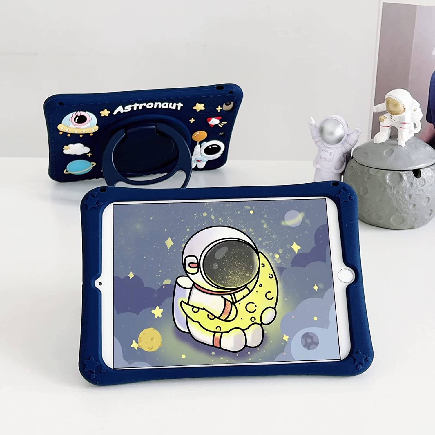 Husa De Protectie Tableta Pentru Copii, Ideas4Comfort®, Husa Tableta Model Astronaut, Cu Inel Suport, Compatibila Samsung Tab A8 10.5, Samsung Tab S6, Tab S5e, Si Tab S6 Lite, Banda Snur Prindere, Antisoc Rezistenta La Lovituri, Suport Stativ, Albastru