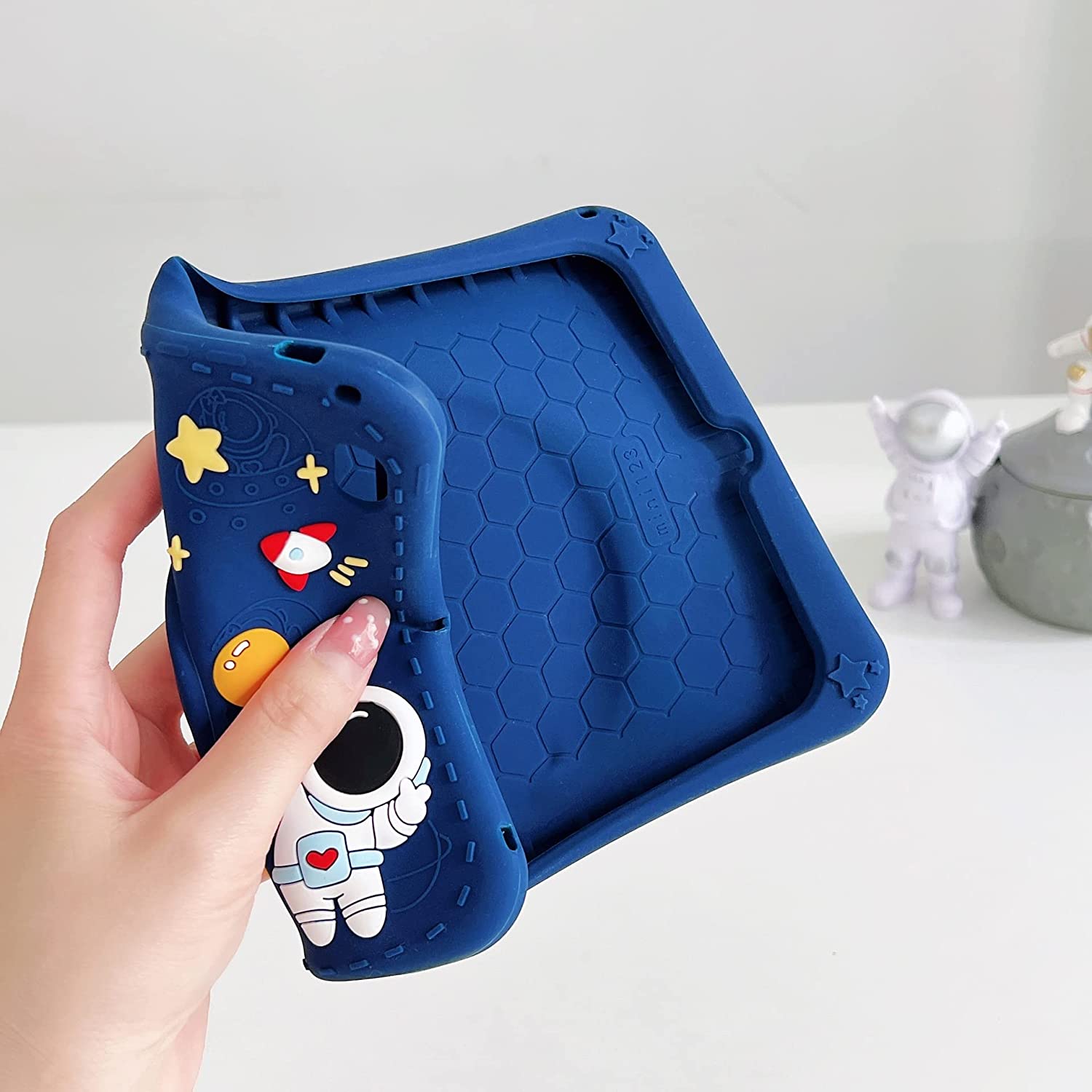 Husa De Protectie Tableta Pentru Copii, Ideas4Comfort®, Husa Tableta Model Astronaut, Cu Inel Suport, Compatibila Samsung Tab A8 10.5, Samsung Tab S6, Tab S5e, Si Tab S6 Lite, Banda Snur Prindere, Antisoc Rezistenta La Lovituri, Suport Stativ, Albastru