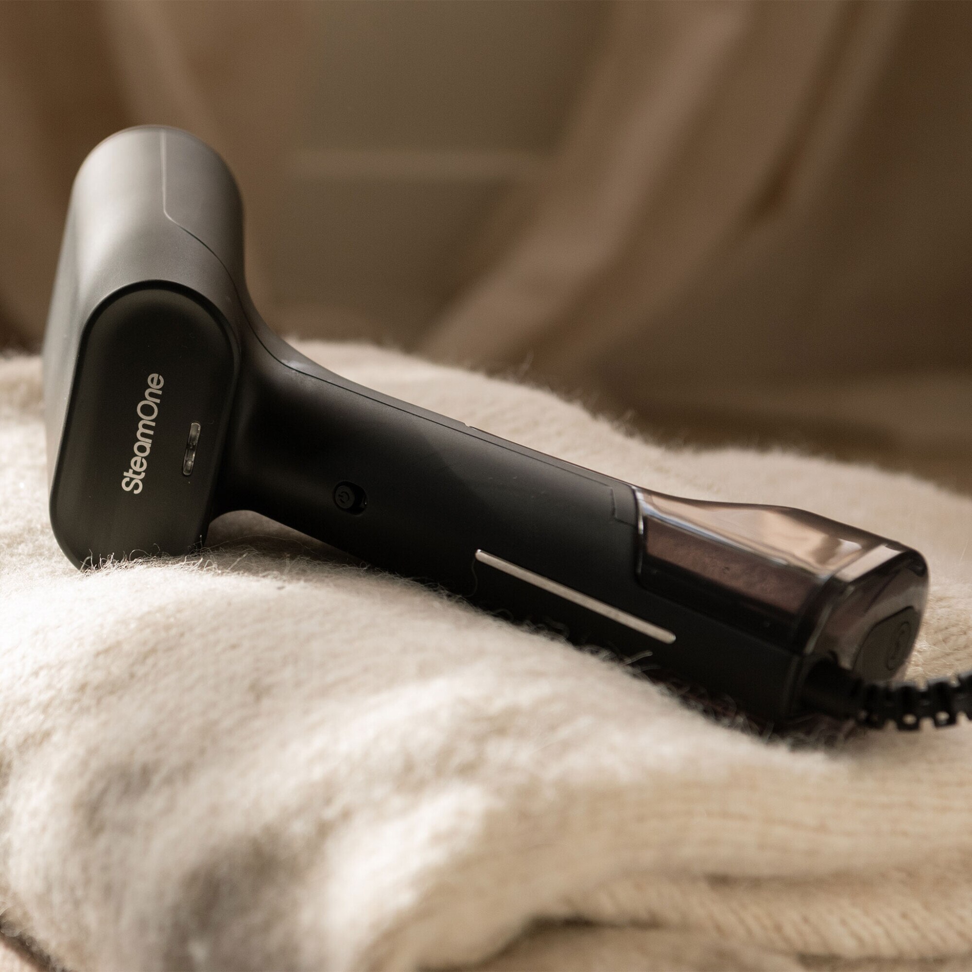 Aparat de calcat vertical 1800W 120 ml STEAM ONE - SIMON L.36 l.11 H.15 negru