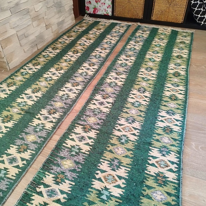 Set 2 Covoare traditionale, cu doua fete, dimensiunea 60x300cm, verde si crem