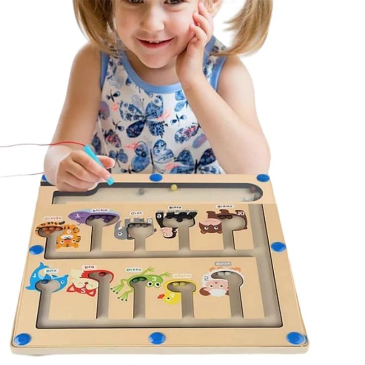 Jucarie educativa si interactiva Montessori pentru copii, Joc Labirint Magnetic cu bile si creion magnetic pentru sortare culori si numarare "Maze cu Animale", Animale, Lemn, 30x30x1.2cm, 3 ani+