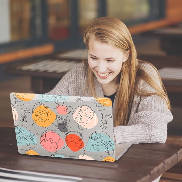 Husa cu Fete, Design Artistic, Compatibila cu MacBook Touchbar Air 13", Protectie eficienta, Transparenta si Multicolor
