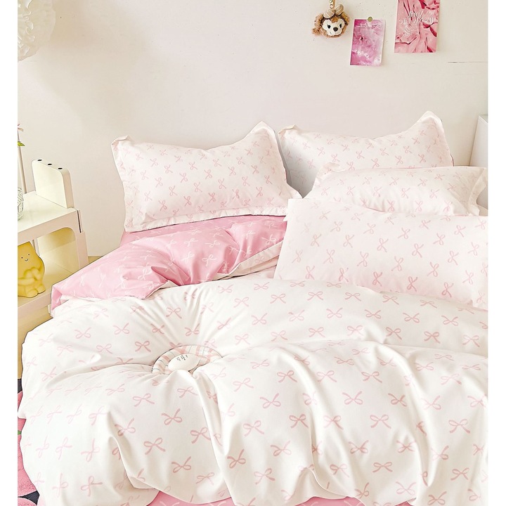 Set Lenjerie de Pat CHIRASO, 6 Piese, FINET, pentru 2 Persoane, Cearceaf 240x250 cm, Husa Pilota 200x230 cm, 4 Fete de Perna, cu Imprimeu Colorat si Vesel, model Fundite, alb-roz pal