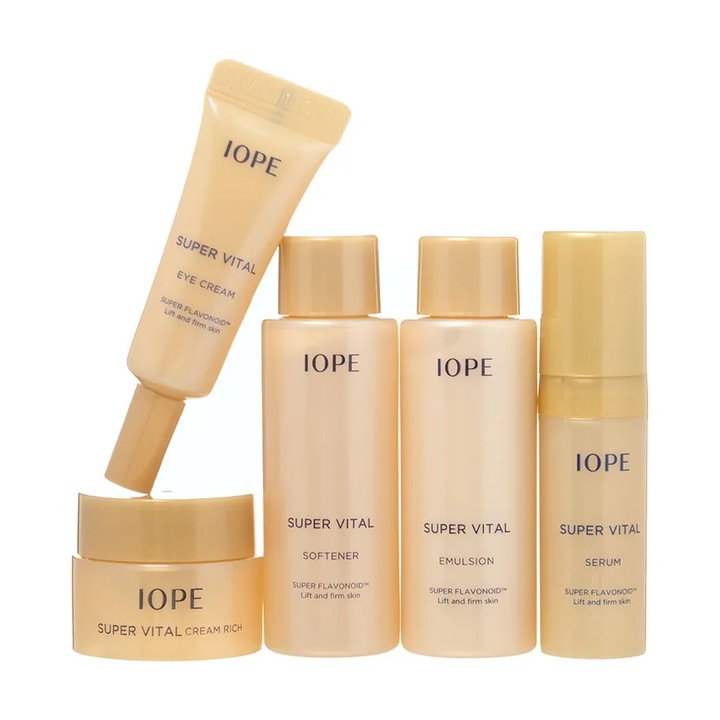 Iope мини комплект за грижа за лицето (Овлажняващ тоник за лице 18 мл, емулсия 18 мл, серум 5 мл, околоочен крем 3 мл, крем за лице 5 мл)