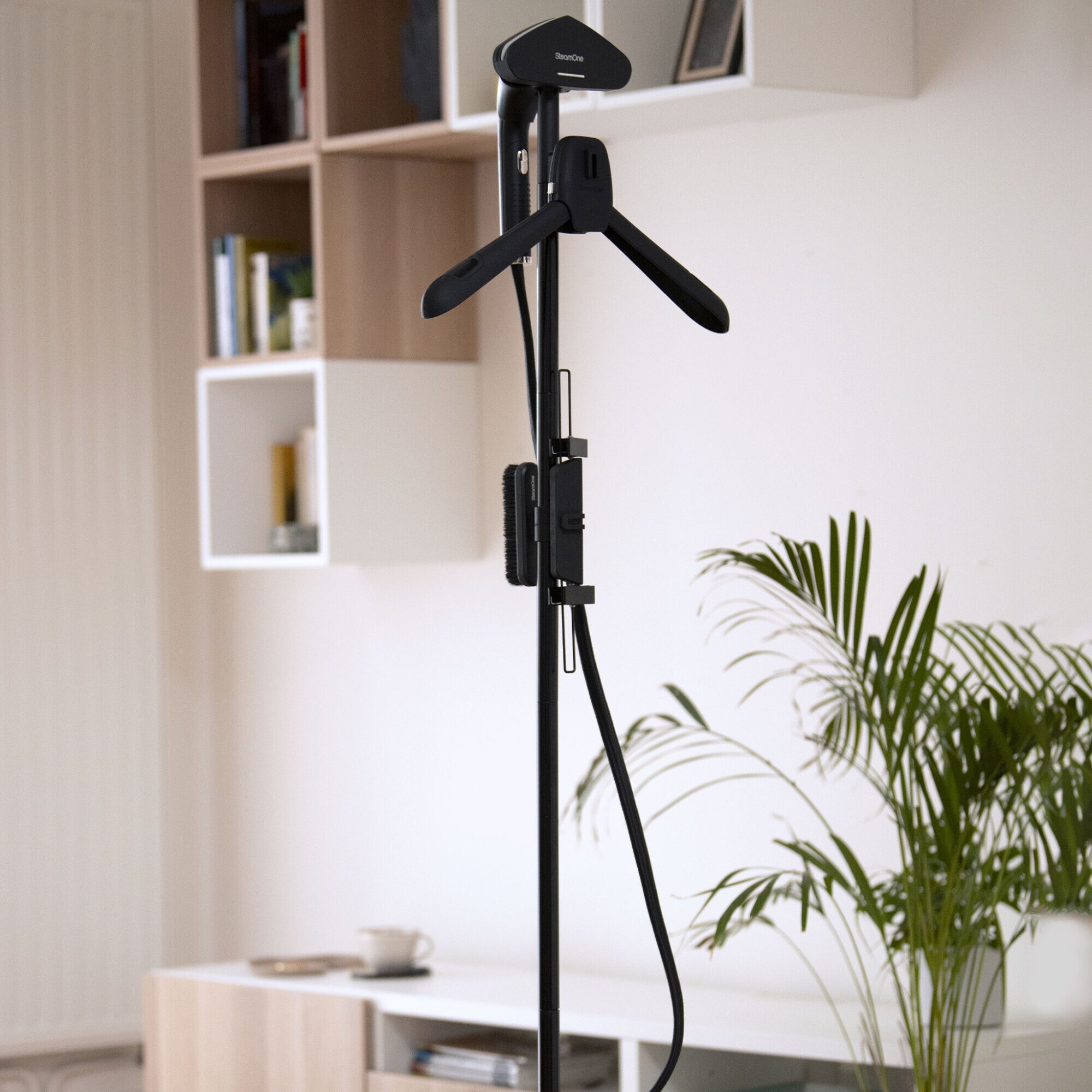 Aparat de calcat vertical 2900W 2.5 litri STEAMCUBE L.23.2 l.36 H.48.7 negru