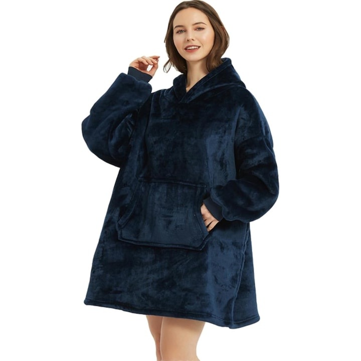 Patura tip hanorac, marime universala, lung, cu buzunare si maneci, din material textil gros, captusit cu bana, albastru