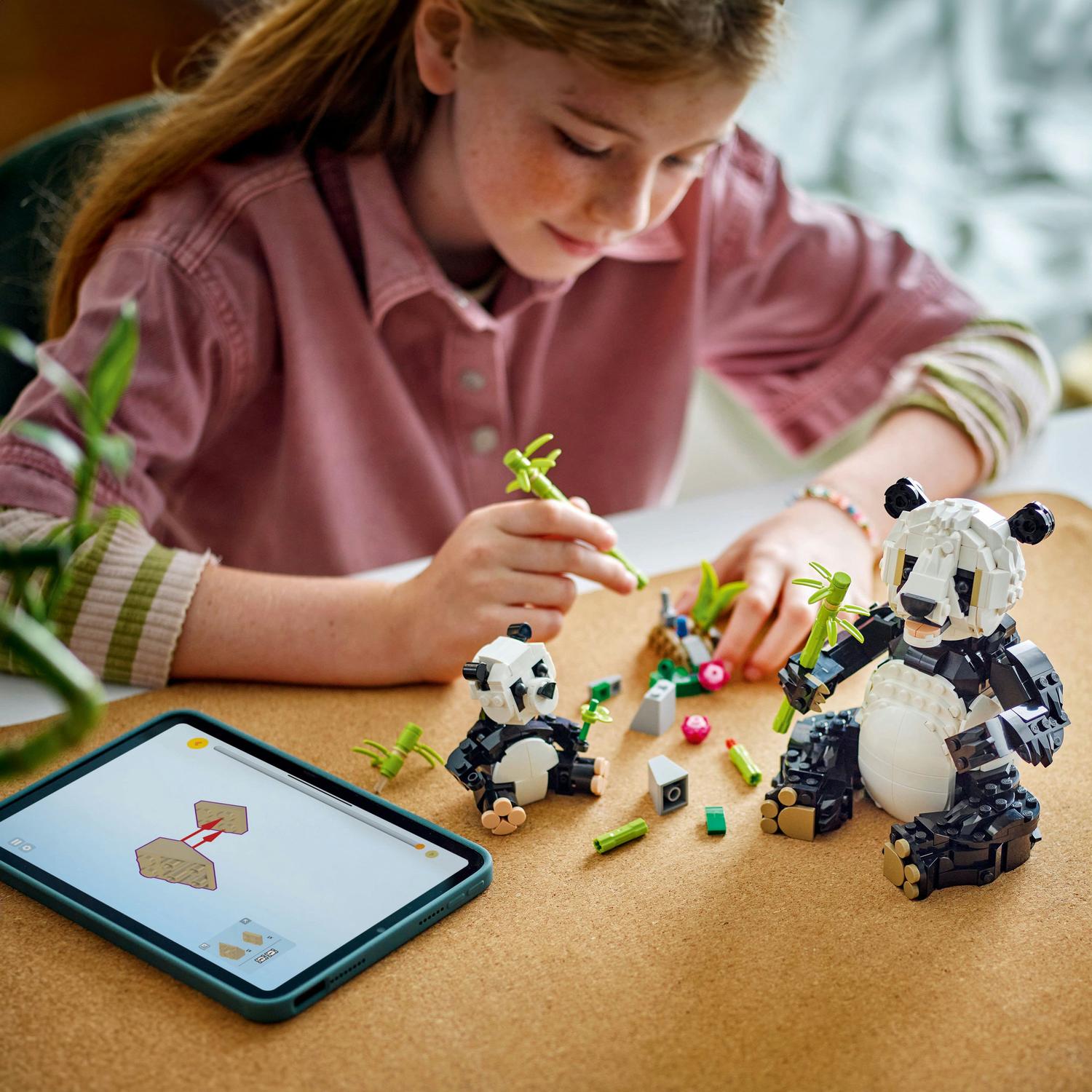 LEGO® Creator 3 в 1 - Wild Animals: Panda Family 31165, 626 части