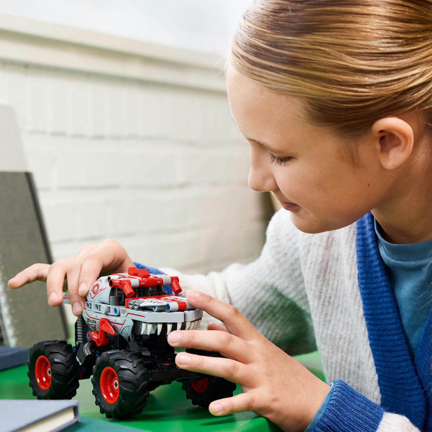 LEGO® Technic - Monster Jam™ ThunderROARus™ cu motor cu arc 42200