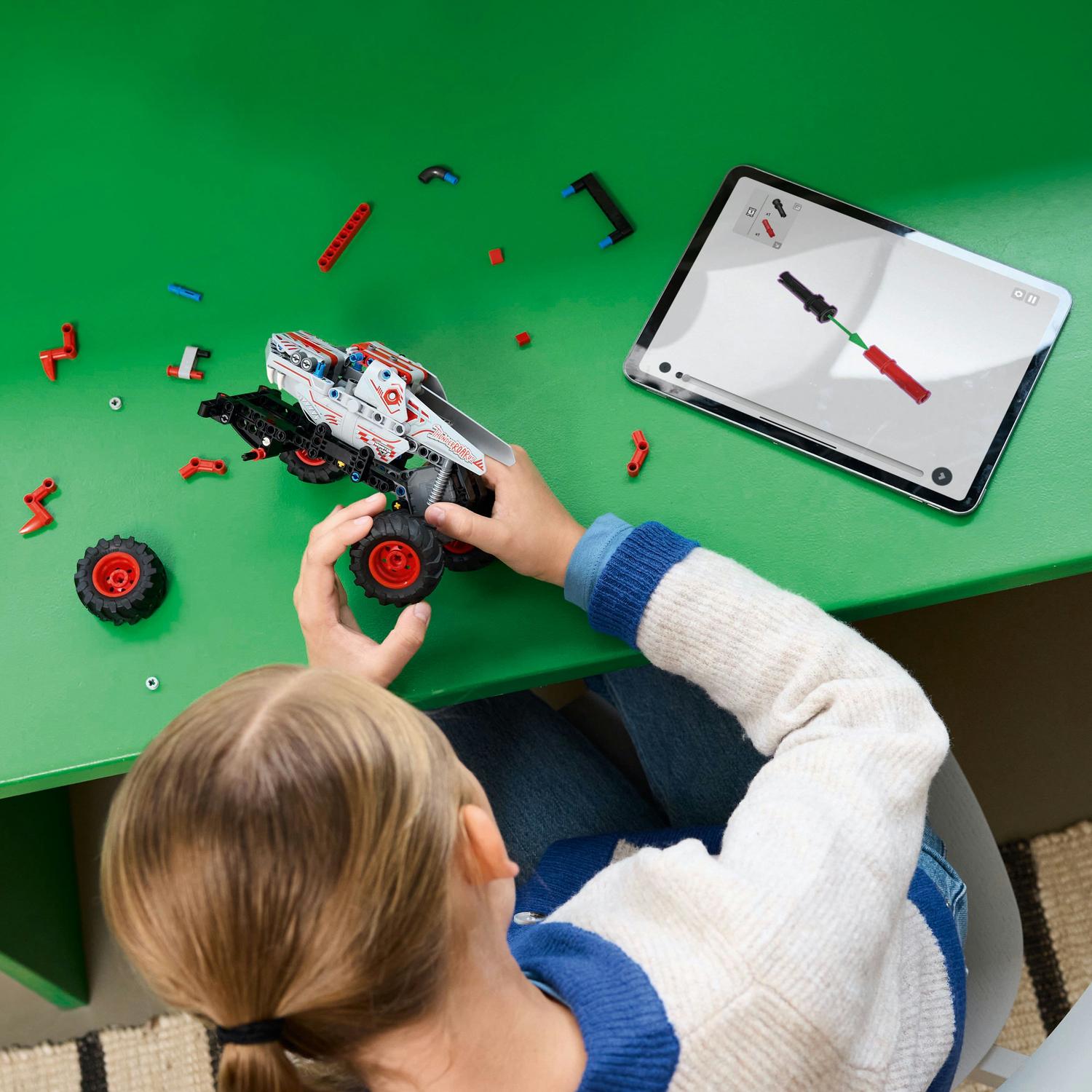LEGO® Technic - Monster Jam™ ThunderROARus™ cu motor cu arc 42200