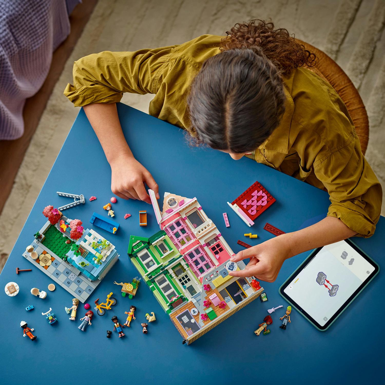 LEGO® Friends - Apartamente si magazine in orasul Heartlake 42670