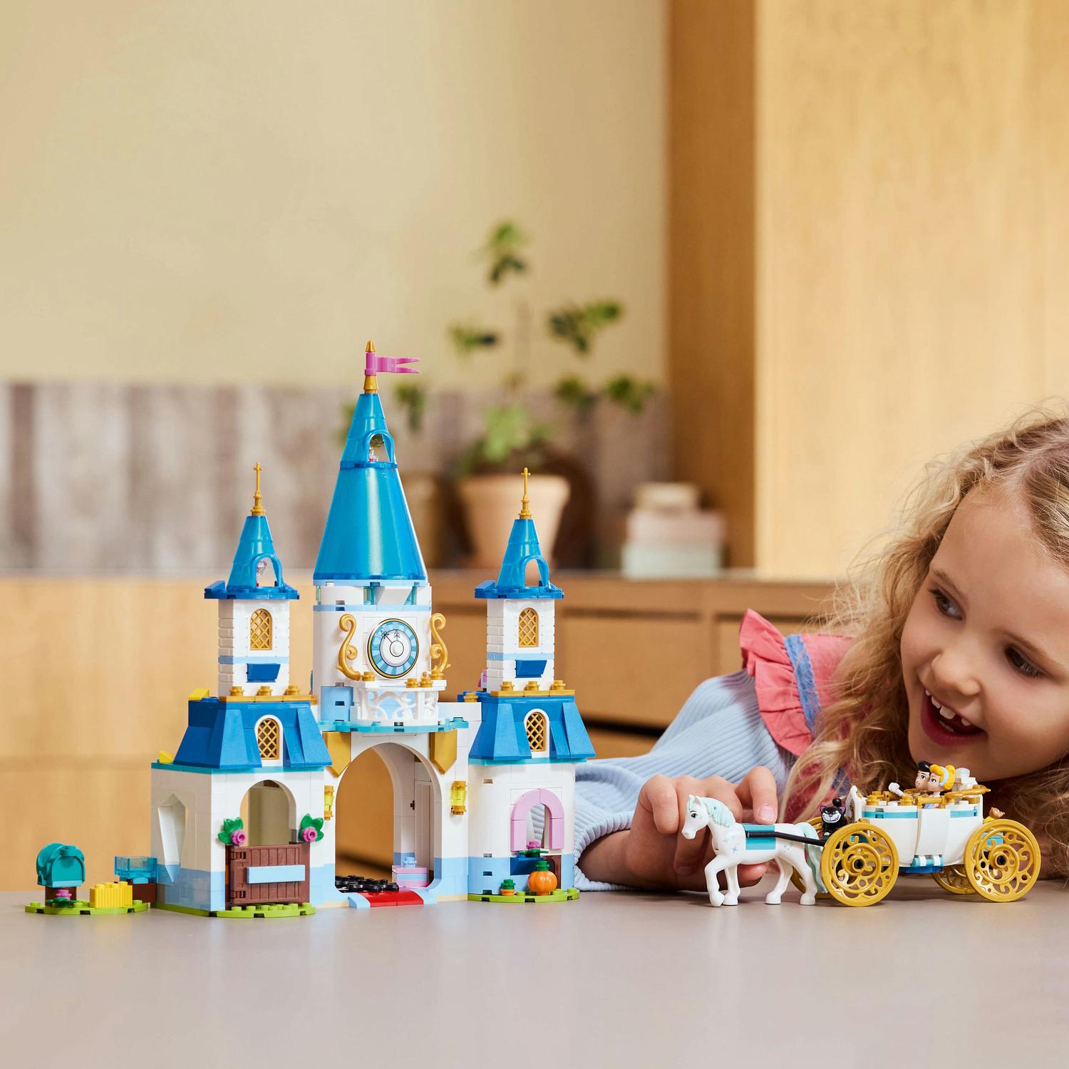 LEGO® Disney Princess™ - Castelul si caleasca Cenusaresei 43275