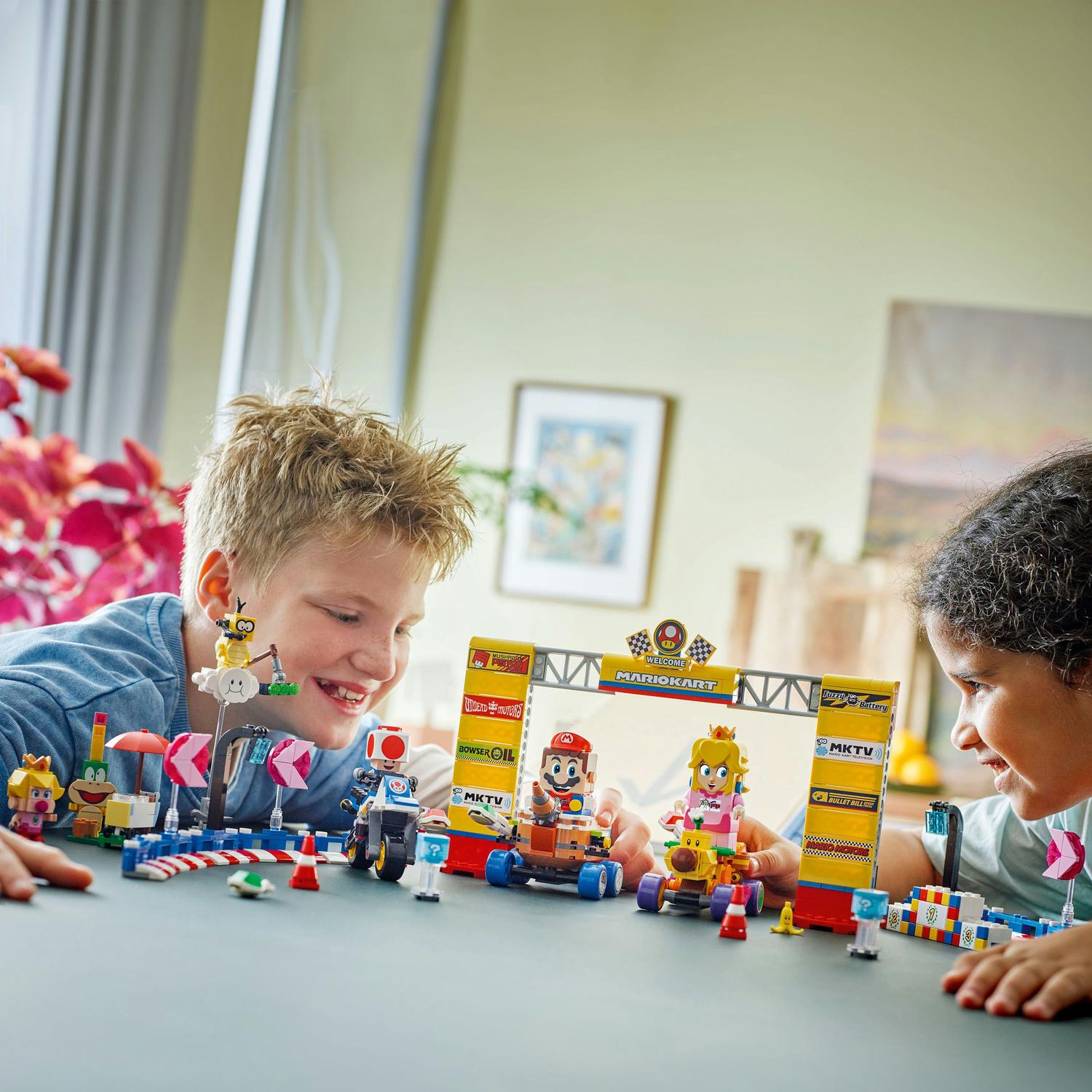 LEGO® Super Mario - Mario Kart™ – Set Baby Peach si Grand Prix