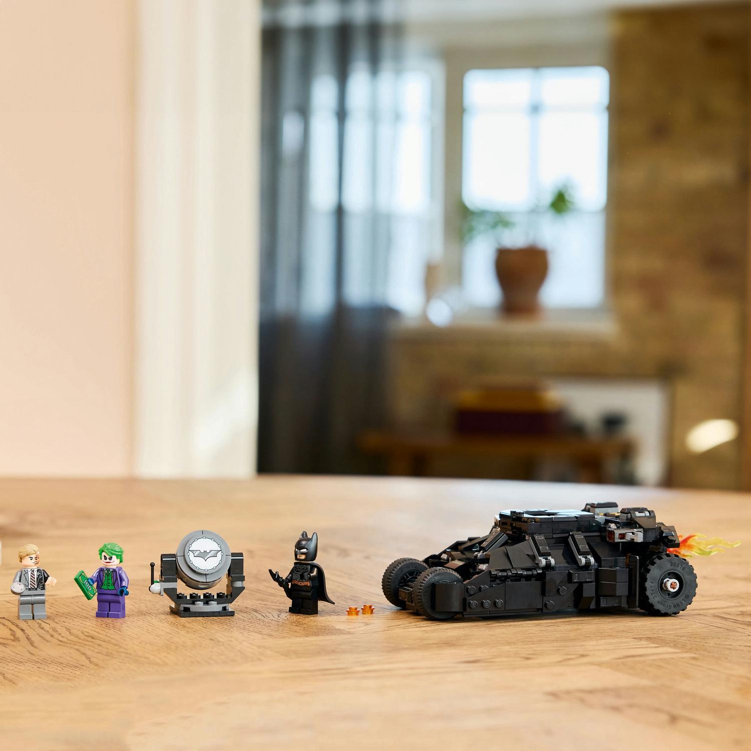 LEGO® DC - Batman™ Tumbler vs. Two-Face™ si Joker™ 76303, 429