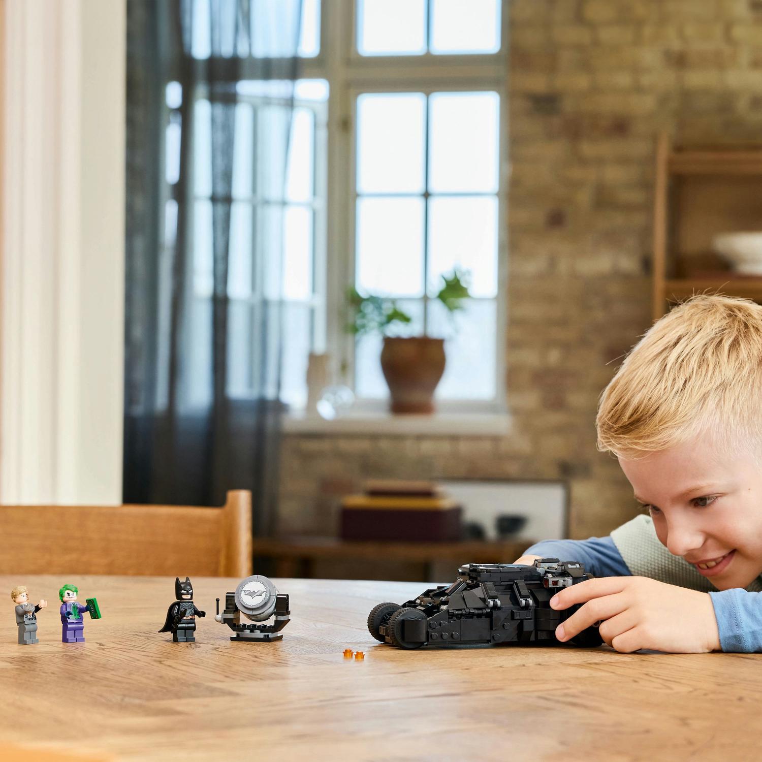 LEGO® DC - Batman™ Tumbler vs. Two-Face™ si Joker™ 76303, 429