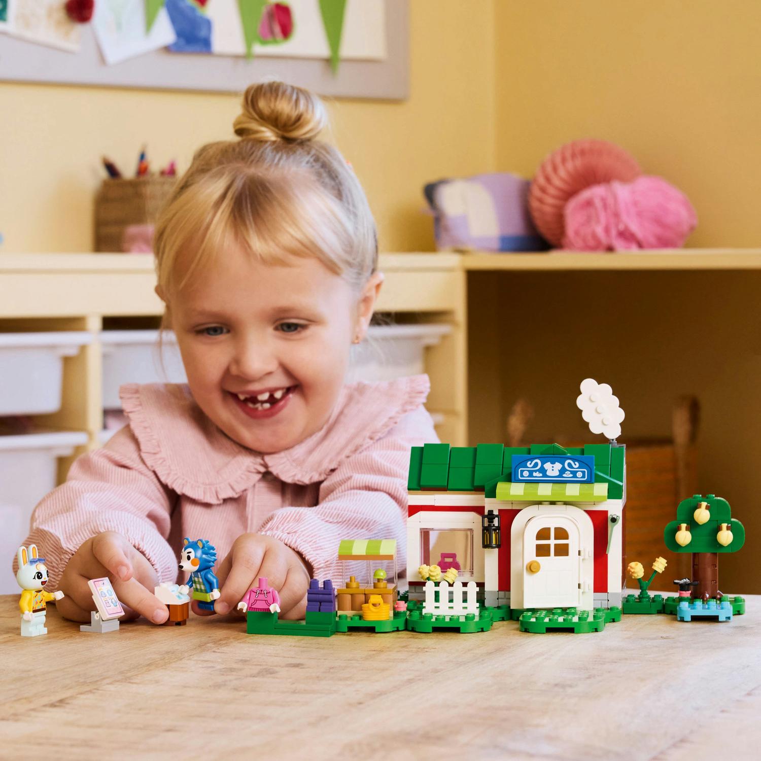 LEGO® Animal Crossing™ - Magazinul de haine detinut de Able