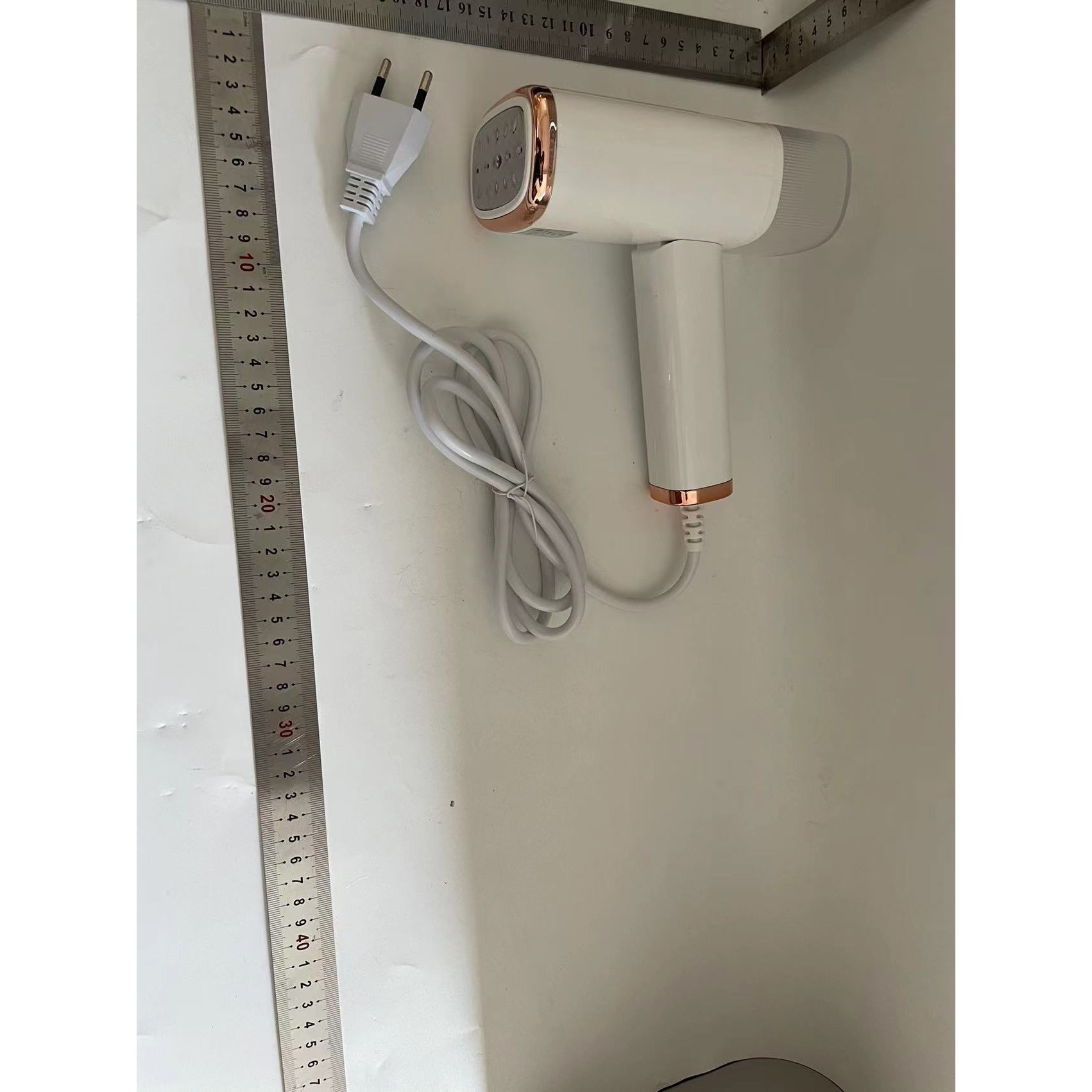 Aparat de Calcat Vertical Portabil cu Abur, By Fitilomania, Putere 1000W, Rezervor de 100 ml, Priza, Functie Anti Calcar si Auto Curatare, Pliabil, 15x17x7.5 cm, Alb