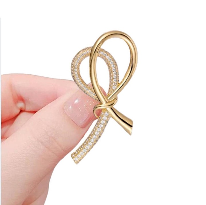 Brosa dama, forma inel dublu, incrustatii din metal si zircon, auriu