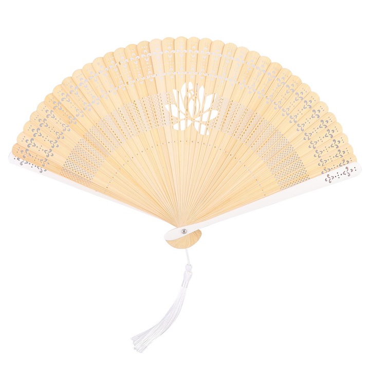 Összecsukható bambusz ventilátor üreges részletekkel és bojtokkal, fehér, dekoratív kiegészítőkkel