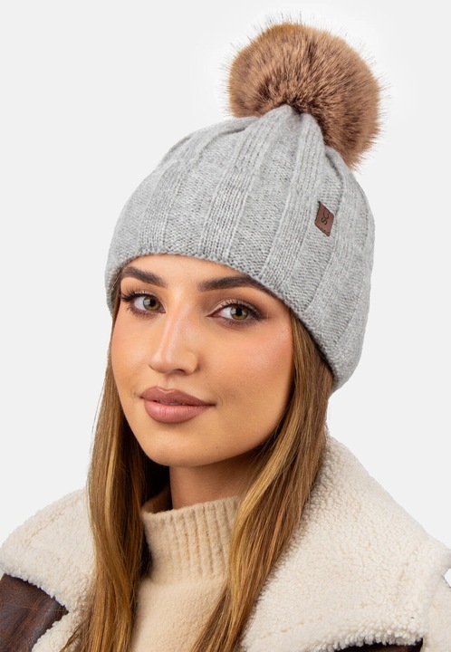 Női sapka pomponnal, Polár béléssel, Sétákhoz vagy téli tevékenységekhez tökéletes, 16049, 70% akril, 27% nylon, 3% elasztán, logóval, egyméretes, szürke