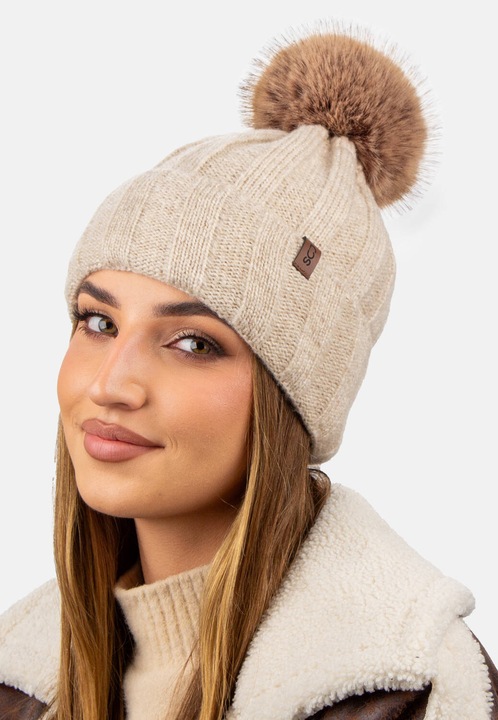 Női sapka pomponnal, Polár béléssel, Tökéletes sétákhoz vagy téli tevékenységekhez, 16050, 70% akril, 27% nylon, 3% elasztán, logóval, egy méret, bézs