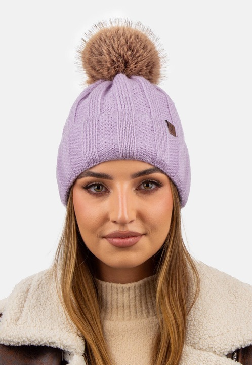 Női sapka pomponnal, Polár béléssel, Sétákhoz vagy téli tevékenységekhez tökéletes, 16052, 70% akril, 27% nylon, 3% elasztán, logóval, egyméretes, lila