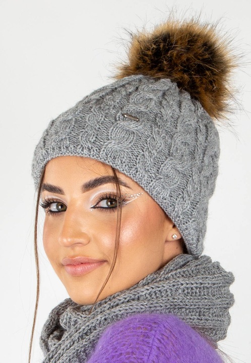 Női sapka pomponnal, Polár béléssel, Tökéletes sétákhoz vagy téli tevékenységekhez, 15816, 85% akril, 15% poliészter, Logóval, Egy méret, Világos szürke